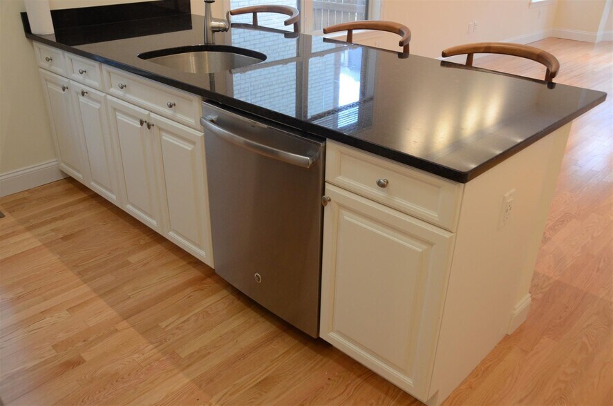 Building Photo - 15 Langdon St