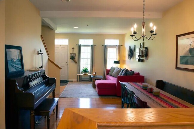 Building Photo - Beautiful Townhouse in White River Junction