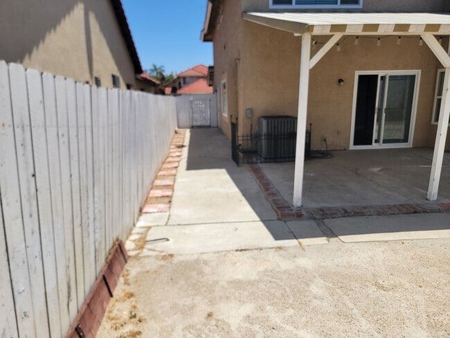 Building Photo - Fontana Two Story