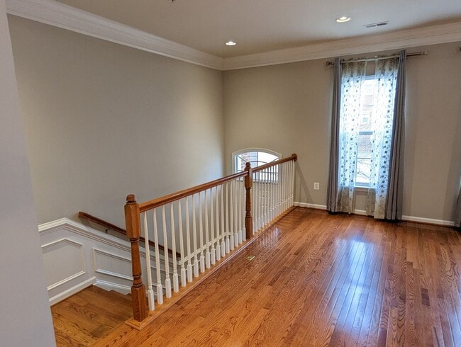 Building Photo - Gorgeous 3 level townhouse in North Potoma...