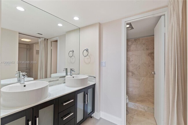 Building Photo - 3675 N Country Club Dr