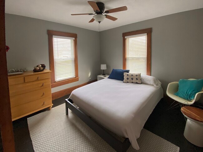 Building Photo - 239 Bachtel St SE