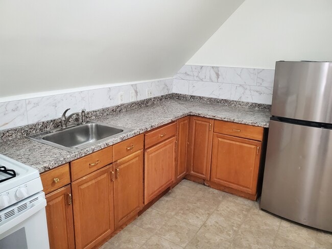 Building Photo - 319 Maplewood Ave