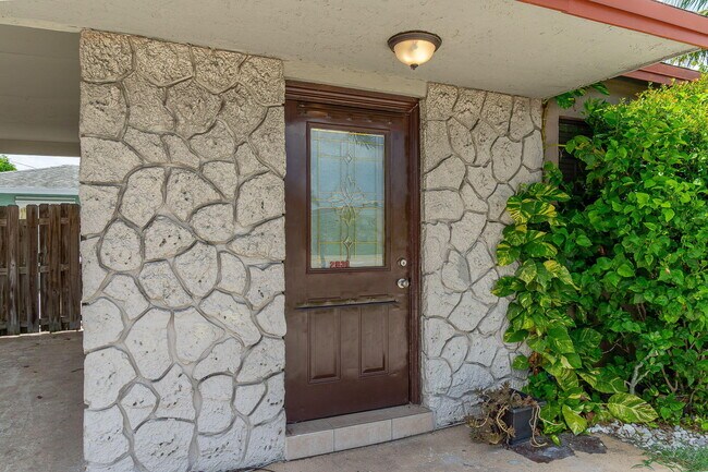 Building Photo - 2831 N Seacrest Blvd