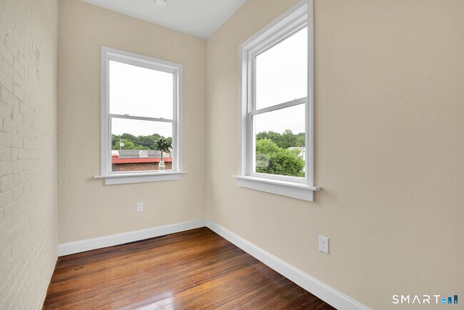 Building Photo - 120 E Main St