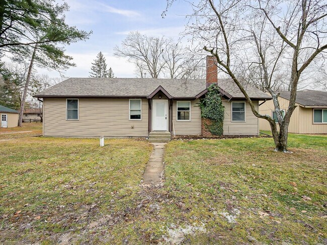 Building Photo - Charming 3-Bed, 2.5-Bath Home in Pinckney!