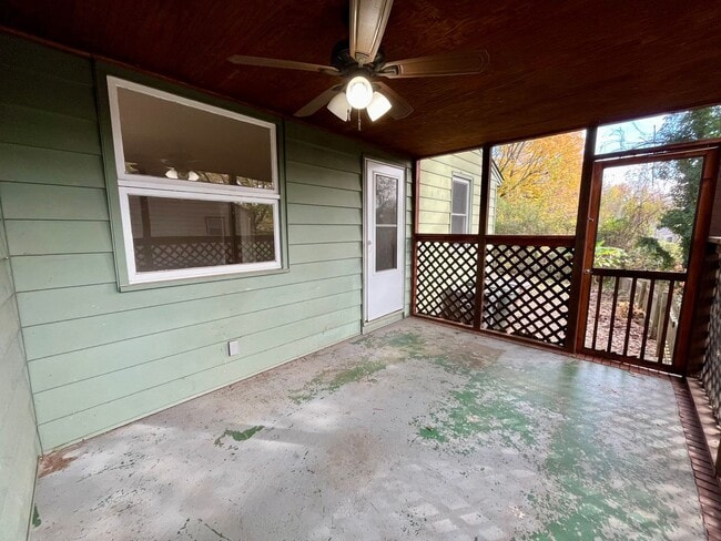 Building Photo - 3 Bedroom, 2 Bath Ranch located in Guilfor...
