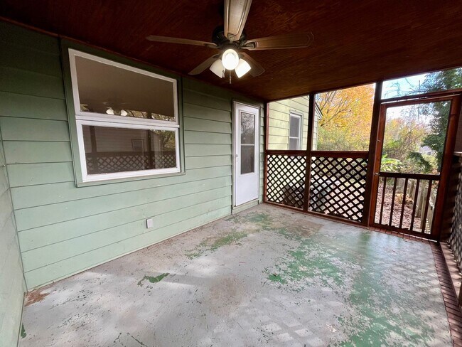 Building Photo - 3 Bedroom, 2 Bath Ranch located in Guilford Hills!!