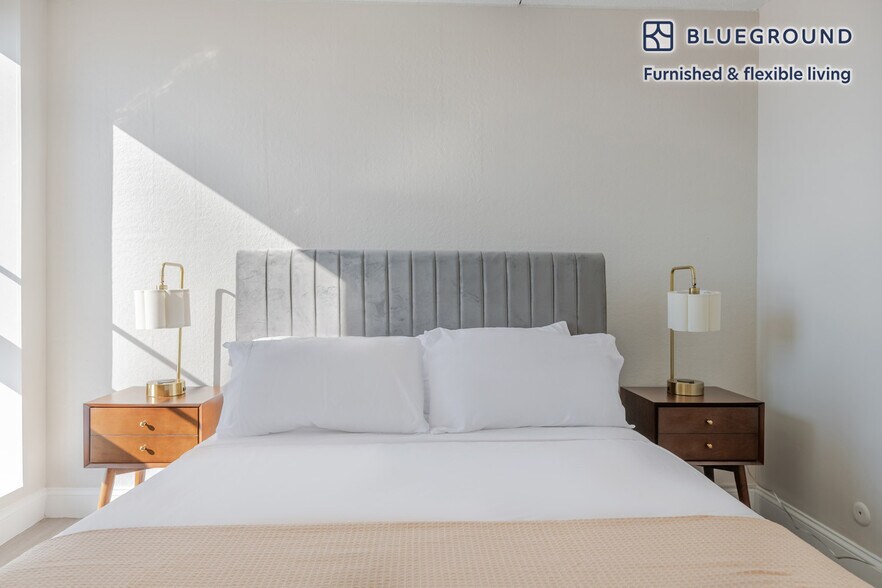 Building Photo - 812 Memorial Dr