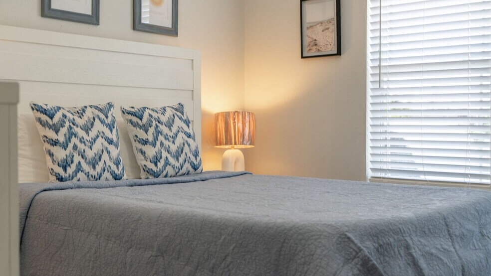 Building Photo - 5726 Beach Dr