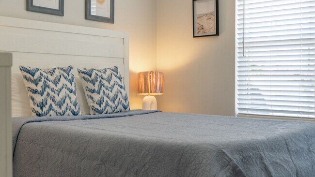 Building Photo - 5726 Beach Dr