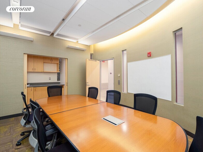 Building Photo - 402 E 67th St