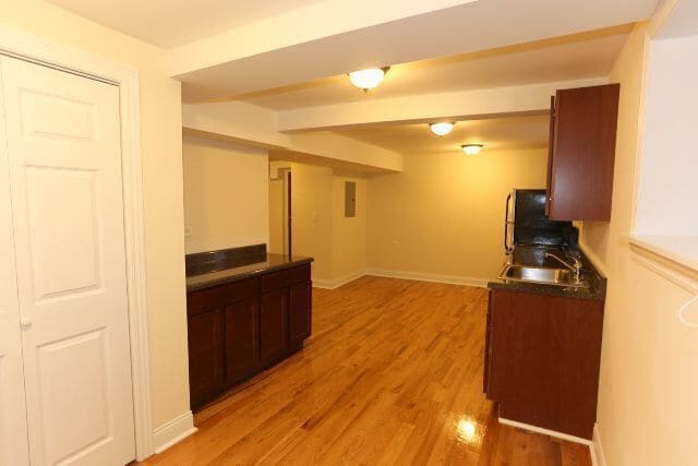 Building Photo - 1130 W Oakdale Ave