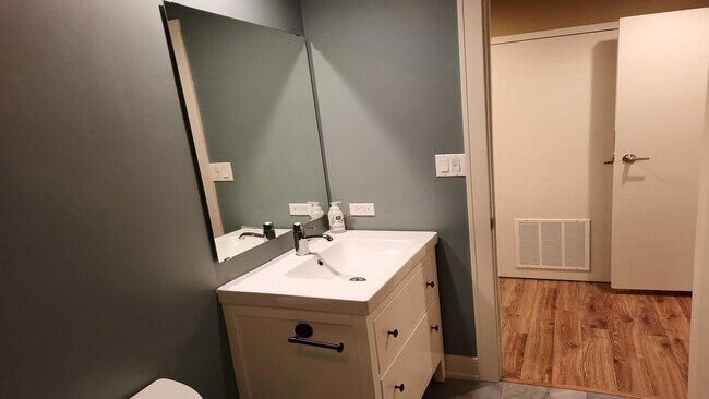 Building Photo - Elevate Your Lifestyle, Stunning 3-Bedroom Loft in Evanston