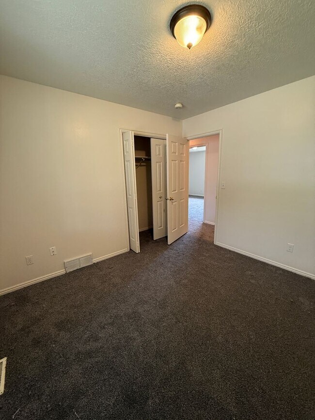 Building Photo - Dual-Living 6-Bed Rambler | 2 Kitchens & 2 Laundry Rooms!