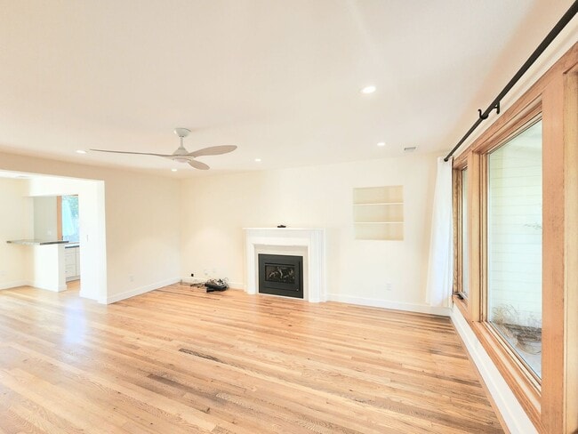 Building Photo - Two bedroom house in Redwood City