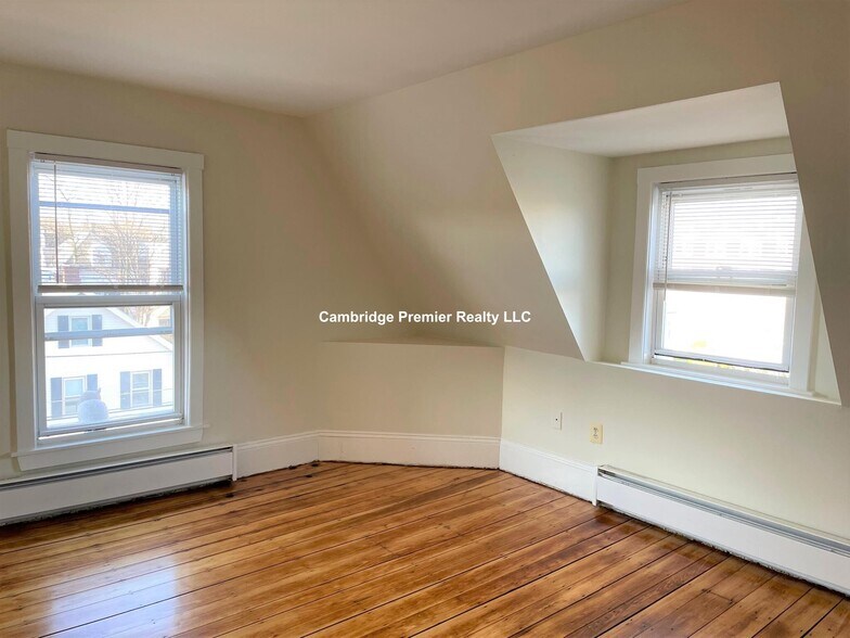 Building Photo - 14 Chestnut St