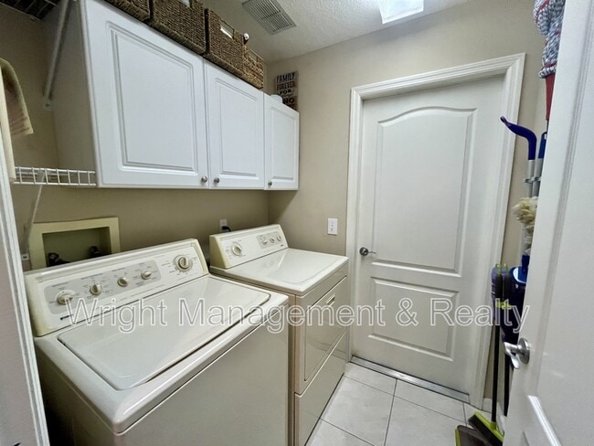 Building Photo - 6040 Sandhill Ridge Dr