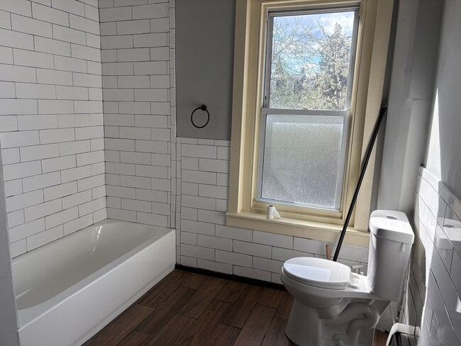 Building Photo - 948 W Maple St