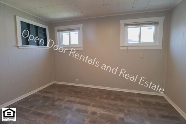 Building Photo - 210 W 4th St