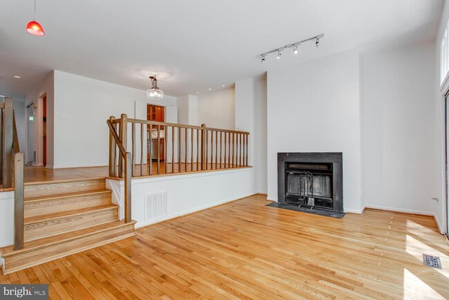 Building Photo - 11121 Watermans Dr