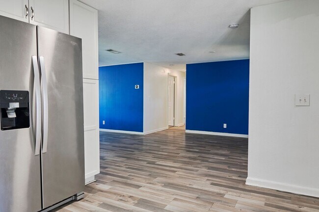Building Photo - 395 Aurora Boulevard