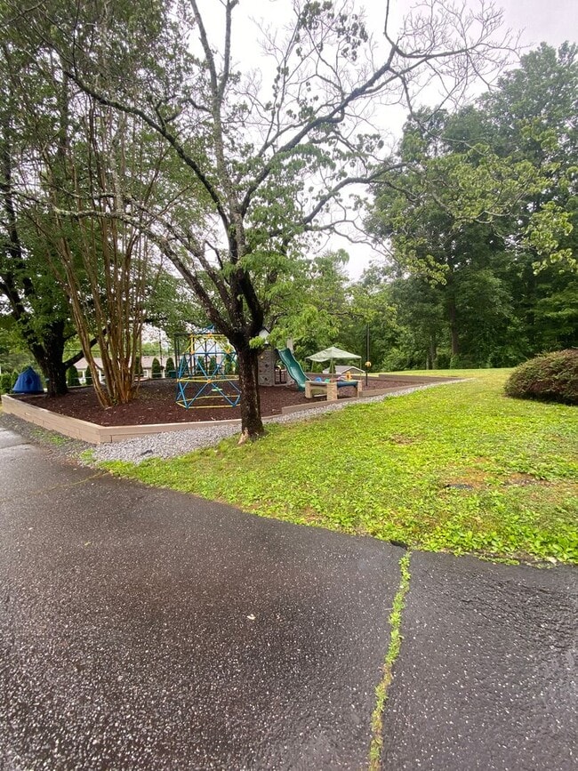 Building Photo - 3/2 home close to town