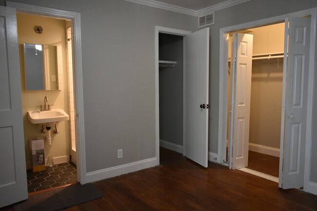 middle room with private bath - 2303 Goldsmith St