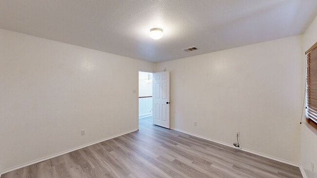 Building Photo - PRICE IMPROVEMENT IN WHITE ROCK $1,995!!!!
