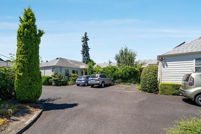 Building Photo - 2 weeks free rent! Beautifully remodeled 1-bdrm/1-bath in 7-plex—Shared laundry, off-street parki...