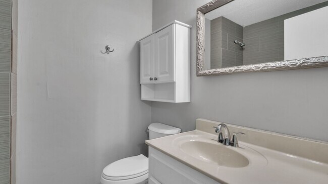 Building Photo - Beautifully Redone 3 Bedroom House! Available for Immediate Move in!