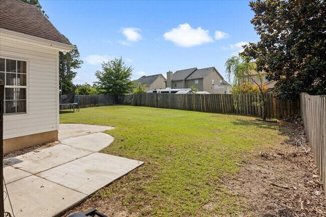 Building Photo - 2044 Shoreline Dr