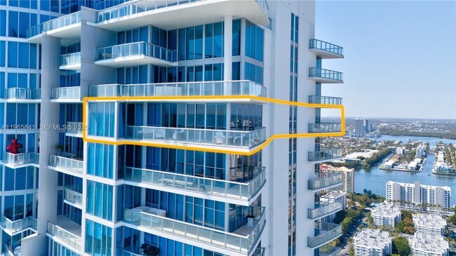 Building Photo - 17001 Collins Ave