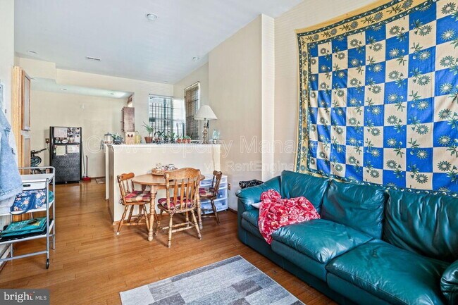 Building Photo - 1834 W Diamond St