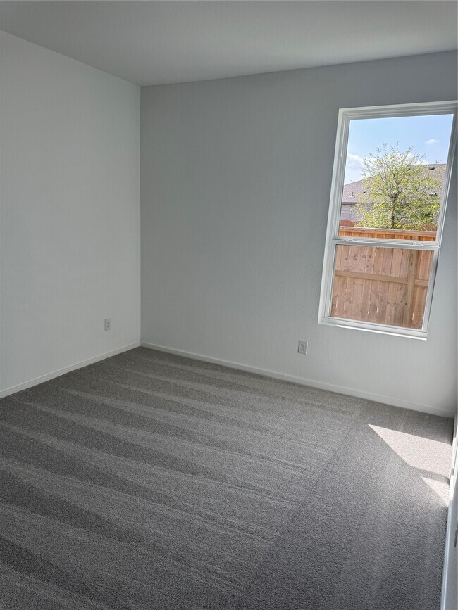 Building Photo - 902 Heaven Dr
