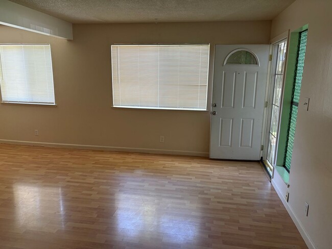 Building Photo - Beautifully maintained 2 bedroom condo