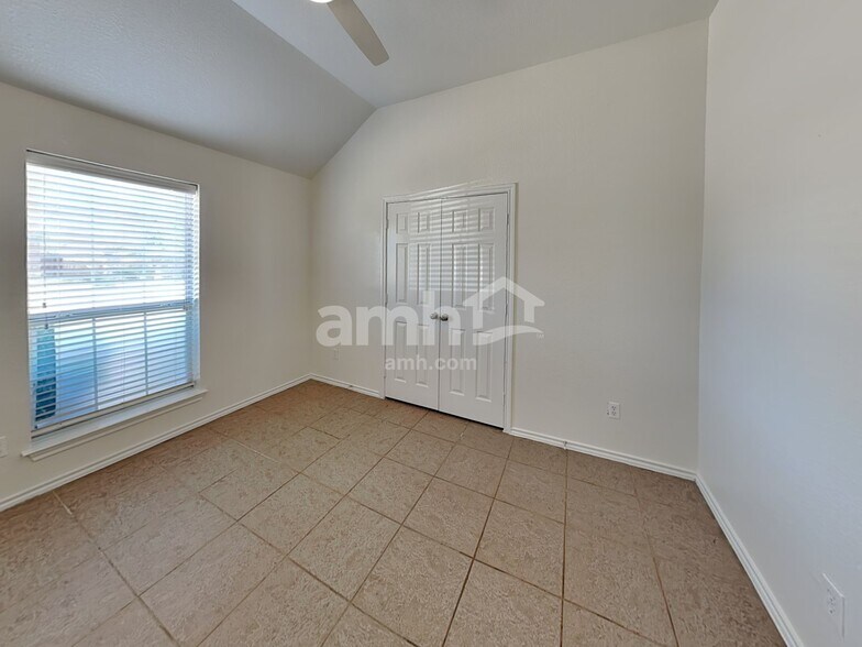 Building Photo - 1620 Northview Dr