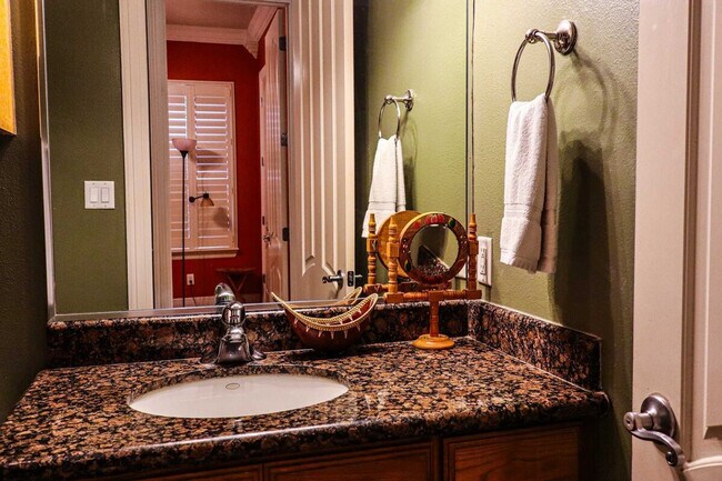 Building Photo - 117 E Lantana St