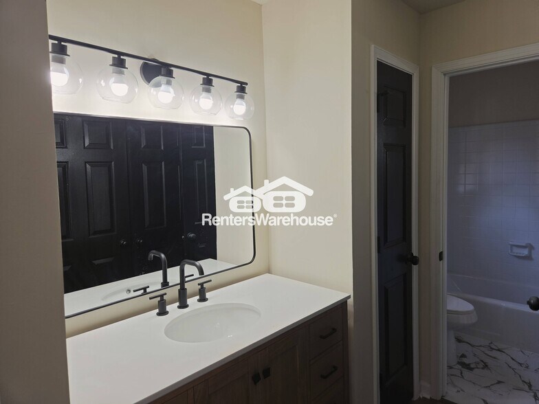 Building Photo - 300 Saddle Creek Ln