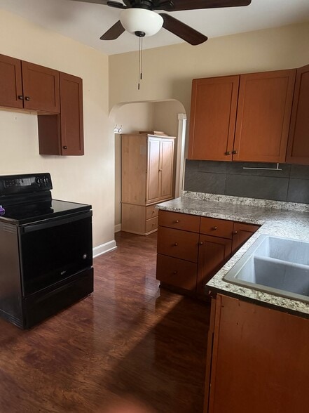 Building Photo - 2007 Barrows St