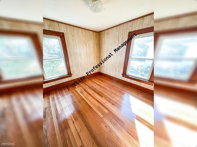 Building Photo - 2 br, 1 bath Triplex - 216 N Saginaw St Un...