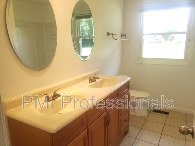 Building Photo - 2988 Parkwood Dr
