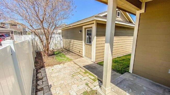 Building Photo - 915 Alamo Plaza Dr