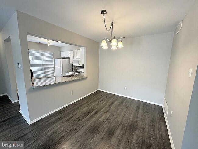 Building Photo - 560 Shetland Ct