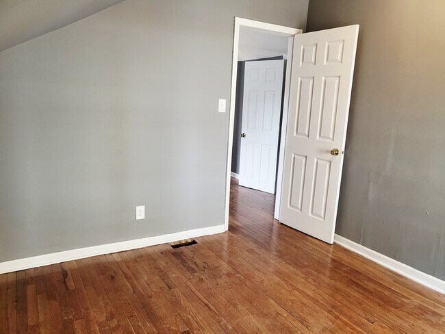 Building Photo - 2521 E 72nd Pl