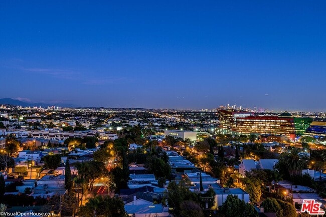 Building Photo - 838 N Doheny Dr