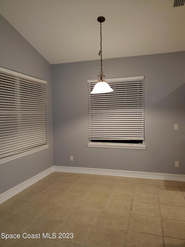 Building Photo - 1045 Venetian Dr