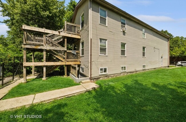 Building Photo - Spacious 4BR Duplex in Chicago