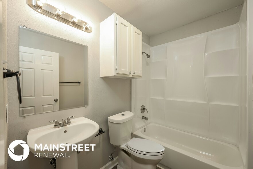 Building Photo - 6606 Gallery Oak St