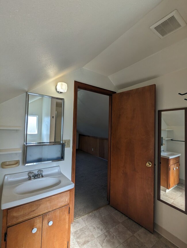 Building Photo - Great 1-Bedroom 1-Bath Apartment In Downto...